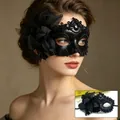Elegante schwarze Spitzenmaske mit einer großen Seitenblume für Halloween Partykostüme - Einheitsgröße / Schwarz