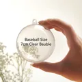 Pallina di Natale trasparente da 7cm in acrilico tenuta in mano come riferimento taglia - Sfera Rotonda 7cm