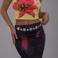 Stilvolle silberne Blumen-Taillenkette für vielseitiges Body Jewelry Styling - Weiß K-01701