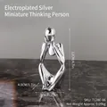 Moderne silberne abstrakte Mini-Denkerfigur aus Harz für die elegante Tischdekoration - Galvanisiertes Silber Tiefes Nachdenken Figur (7128E-06)