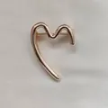 Spilla a cuore astratto in oro rosa con finitura metallica lucida per abbigliamento. - Stile Mezza Cuore Liscia (xz0758) / Oro