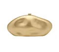 Nahaufnahme einer goldenen, unregelmäßigen skulpturalen Abendtasche mit mattem Metallic-Finish - Gold (Irregulares Goldnugget-Stil)