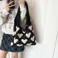 Bolso de hombro de punto blanco y negro de estilo literario con patrones de corazón - Negro