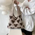 Bolso de punto en contraste beige y marrón con un lindo diseño de patrón de corazones - Caqui