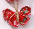 Pinza para el pelo de mariposa en tela floral roja con cuerpo de alambre dorado - Estilo Floral Rojo (1)