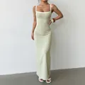 Eng anliegendes strick-maxikleid in salbeigrün mit weißen kontrastträgern und rückenfrei - XS / Grün