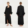 Elegante vestaglia in raso nero con polsini in piume di struzzo e sottoveste coordinata - Taglia unica / Nero