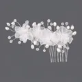 Peigne à cheveux de mariée avec fleurs en dentelle blanche et perles sur fond gris élégant - Peigne à Cheveux Fleur de Photographie Princesse (HS-J265)