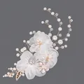 Peigne à cheveux de mariée avec fleurs en dentelle blanche, perles et cristaux. - Barrette à Cheveux Fleur en Maille et Perles Artificielles (HS-J6576G)