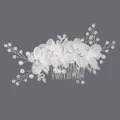 Élégant peigne à cheveux de mariée avec fleurs en résille blanches, perles et strass brillants - Peigne à Cheveux de Banquet de Mariée Argenté (HS-J6574S)
