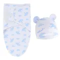 Détail de l'ensemble emmaillotage pour nouveau-né et bonnet à motif nuage bleu - Ensemble sac de couchage + bonnet berceau ours