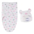 Gros plan d'un ensemble emmaillotage et bonnet pour nouveau-né avec motifs nuages mignons - Ensemble sac de couchage + bonnet nuage étoilé rose