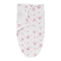 Détail de l'imprimé ange rose sur emmaillotage pour bébé en coton blanc très doux - Ensemble sac de couchage + bonnet bébé ours ailé
