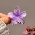 Detalle de una pinza para el cabello de flor de frangipani morada de 4 cm con degradado - 4cm / Púrpura