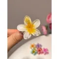 Vista detallada de una pinza para el cabello con forma de flor de frangipani amarilla y blanca - 4cm / Amarillo