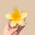 Pince à cheveux fleur de frangipanier jaune translucide élégante pour chignons et queues. - 8cm / Jaune