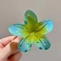 Gros plan d'une pince à cheveux frangipanier avec dégradé bleu et jaune translucide. - 8cm / Bleu