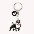 Close-up van een metalen sleutelhanger met een gedetailleerde honden hanger en een poot hanger. - M10204 American Bully