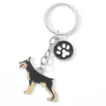 Detailansicht eines Dobermann-Schlüsselanhängers mit Pfotenabdruck an Metallring - M10190 Dobermann