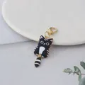 Detailweergave van een schattige zwart-witte cartoon kat sleutelhanger goud - Zwart