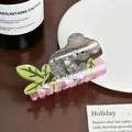 Dettaglio di una simpatica molletta per capelli a koala con trama in marmo rosa. - Koala / 8.4cm