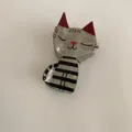 Detailopname van een schattige haarklem in de vorm van een gemarmerde kat met strepen - 1# Gestreepte Kat Stijl