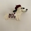 Detailopname van een schattige hondvormige haarklem van acetaat met een rode baret - 3# Letter Hond Stijl