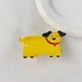 Detailweergave van een schattige gele cartoon hond haarclip van acetaat op wit - Hond
