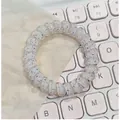Transparente Spiral-Haargummi mit bunten Punkten auf einer weißen Laptop-Tastatur - Gepunktetes Telefonkabel-Haarband / Einzelstück / Weiß Gepunktet