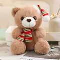 Simpatico orsetto di peluche natalizio marrone con cappello e sciarpa a righe colorate - Orso Cammello con Sciarpa Ondulata Verde / 20-30cm