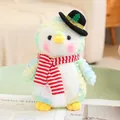 Simpatico pinguino di peluche con sciarpa a righe rosse e cappello nero festoso. - Pupazzo di Neve - Sciarpa Sfumata Verde e Cappello Nero / 20-30cm