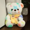 Peluche di orsetto colorato tie-dye con sciarpa gialla e decorazione floreale. - Orsetto Colorato - Sciarpa Gialla / 20-30cm