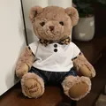 Adorabile orsetto di peluche marrone con polo bianca e pantaloni a righe blu scuro - Orso Cammello in Abiti Bianchi / 20-30cm