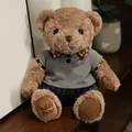 Orsetto di peluche marrone con polo grigia elegante e pantaloni scuri a righe sottili - Orso Cammello in Abiti Grigi / 20-30cm