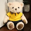 Classico orsetto di peluche che indossa una polo gialla e pantaloni a righe blu scuro - Orsetto Bianco in Abiti Gialli / 20-30cm
