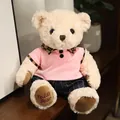 Morbido orsacchiotto di peluche con polo rosa e pantaloni a righe blu scuro opachi - Orsetto Bianco in Abiti Rosa / 20-30cm