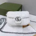 Détail d'un sac en cuir matelassé blanc avec le logo GG argenté et une bandoulière - Boîte Pliante Blanche Avec Étiquette Argentée