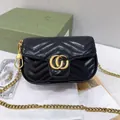 Vue détaillée d'un mini sac à bandoulière de luxe en cuir noir matelassé élégant - Boîte Pliante Noire Avec Étiquette Dorée