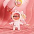Un lindo llavero de astronauta rosa con visera reflectante y un elegante colgante de correa clara. - Llavero de lámpara de puesta de sol de astronauta / Rosa