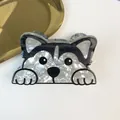 Vue détaillée d'une pince à cheveux en acétate motif chien husky nacré mignon accessoire - Style Husky (2)