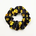 Dettaglio di un elastico per capelli in raso nero con stampe da softball - Base Nera Baseball