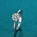 Detailaufnahme eines brillant geschliffenen 1 Karat Moissanit Rings in poliertem Silber - 单钻六爪抛光款式(X001)
