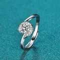 Eleganter Moissanit-Ring in D-Farbe aus Sterlingsilber mit Wirbel-Detailaufnahme - 曲线旋转戒托款式(X003)