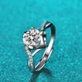 Detailansicht eines 1-Karat-D-Moissanit-Rings aus Sterlingsilber mit Sechs-Klauen-Bypass-Band. - 曲线交叉绕线款式(X005)