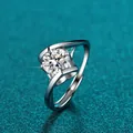 Detailaufnahme eines hochwertigen Moissanit-Rings aus Sterlingsilber mit brillantem Hauptstein - 交错线条开口款式(X007)