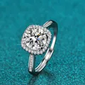 Nahaufnahme eines funkelnden 1-Karat-D-Farbe-Moissanit-Rings aus S925 Sterlingsilber. - 方形光环围钻款式(X008)