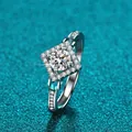Exquisite Nahaufnahme eines 1-Karat-Moissanit-Rings aus Sterlingsilber mit quadratischem Halo - 方形光环四爪款式(X010)