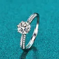 Makroansicht eines 1-Karat-Moissanit-Rings mit Details der Sechs-Klauen-Fassung - 微镶碎钻六爪款式(X011)