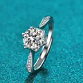 Nahaufnahme eines funkelnden 1-Karat D Moissanit-Rings in 925er Sterlingsilber-Fassung. - 六爪副钻点缀款式(X014)