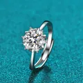 Makroansicht eines Ein-Karat-Moissanit-Silberrings mit eleganter Sechs-Klauen-Fassung - 花瓣状围钻款式(X015)